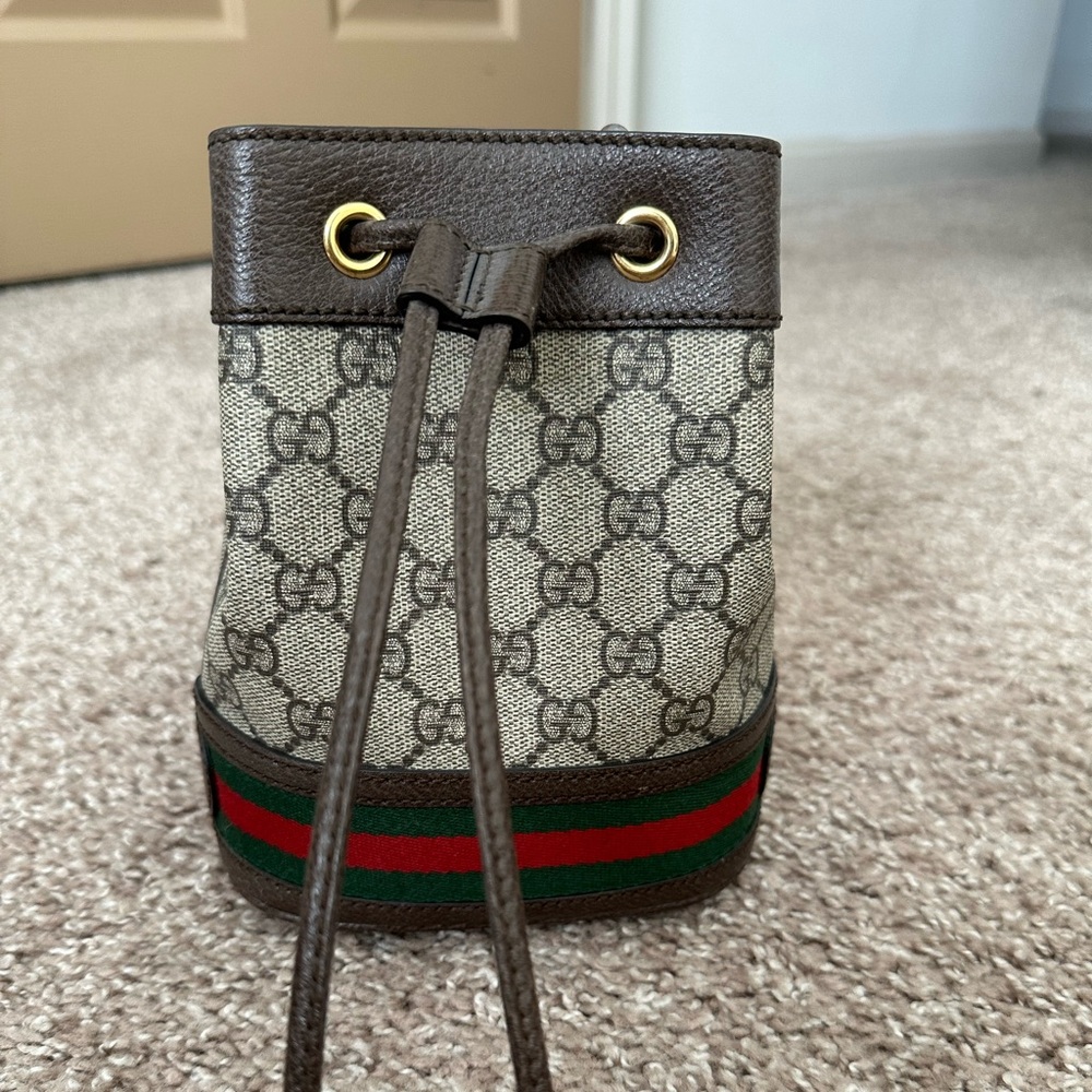 Gucci cross body. Perfect condition. Signature Gucci.